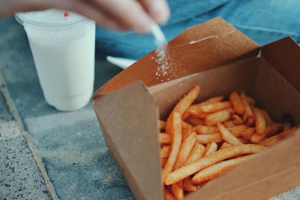 En af de vigtigste regler, når du skal have din krop i ketose er, alt holde dig væk fra transfedt, fast food og store mængder salt 